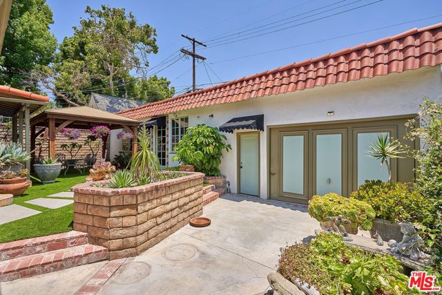 424 N Arden Boulevard, Los Angeles CA: https://media.crmls.org/mediaz/6d502397-a0a8-440e-a484-d173f929357f.jpg