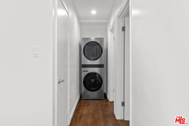 616 Sunset Avenue, Venice CA: https://media.crmls.org/mediaz/6d5090c8-80ce-475f-9cf0-a6b63f63716c.jpg