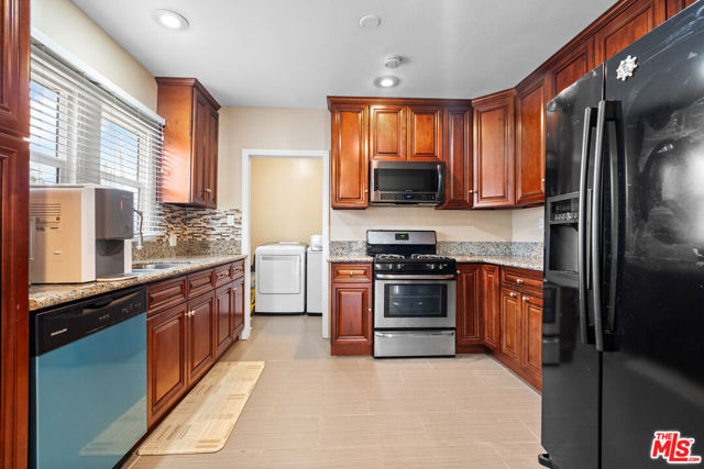 3941 2nd Avenue, Los Angeles CA: https://media.crmls.org/mediaz/6d5283c7-b347-4768-8f45-c9e5131e6a08.jpg