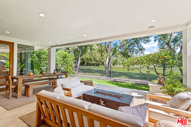 10424 Valley Spring Lane, Toluca Lake CA: https://media.crmls.org/mediaz/6d529cec-6b13-4f23-9600-a3b0b6a58119.jpg