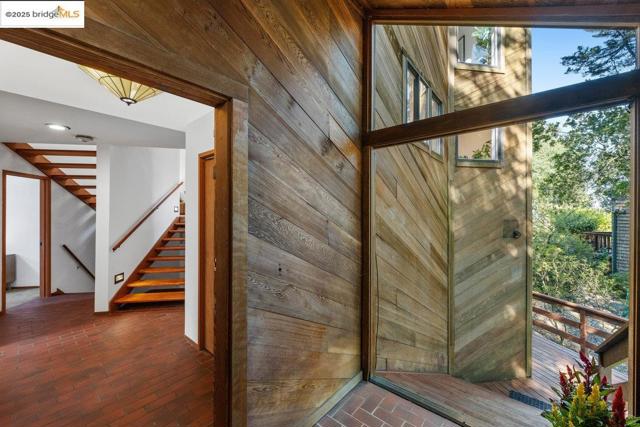 2112 Manzanita Dr, Oakland CA: https://media.crmls.org/mediaz/6d52ea46-c0c4-4d29-9ffd-4c95e06e7e27.jpg