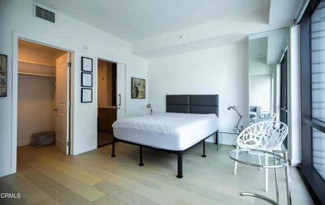 400 S Broadway, Los Angeles CA: https://media.crmls.org/mediaz/6d531a59-d2e4-4410-95ec-7188a2020c15.jpg