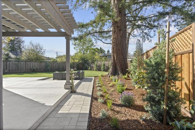 1303 American Way, Menlo Park CA: https://media.crmls.org/mediaz/6d531d4f-9df0-4866-be00-d9dba7495e7c.jpg