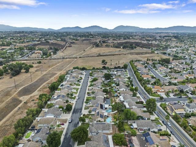 39493 Diego dr, Temecula CA: https://media.crmls.org/mediaz/6d539e42-cb50-4e3f-96ac-ab709a3556fd.jpg