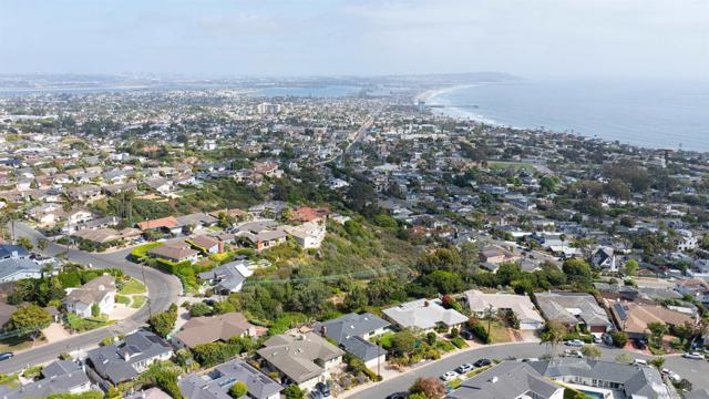 951 Skylark Dr, La Jolla CA: https://media.crmls.org/mediaz/6d549299-f93f-4e9e-9d2f-33959820e05f.jpg