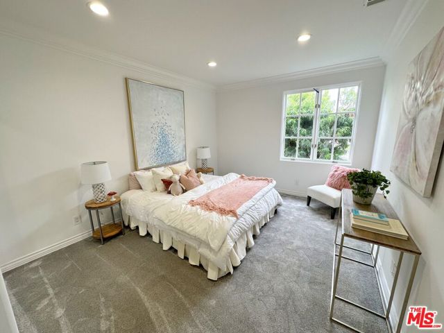 723 10th Street, Santa Monica CA: https://media.crmls.org/mediaz/6d549fa1-67d0-41cb-91a9-4d9867027939.jpg