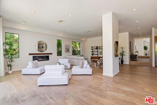 3571 Colonial Avenue, Los Angeles CA: https://media.crmls.org/mediaz/6d54cb94-eb37-4aa8-863d-8195c859d119.jpg