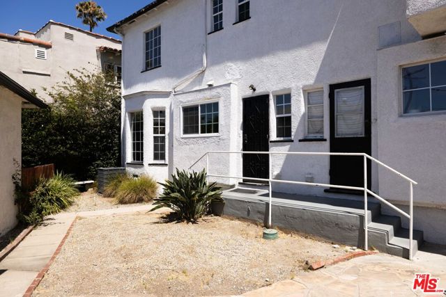 4002 W Adams Boulevard, Los Angeles CA: https://media.crmls.org/mediaz/6d54f1b2-2389-47e3-9165-2f26a331fd74.jpg