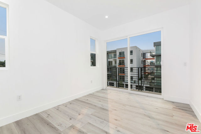 522 N Wilton Place, Los Angeles CA: https://media.crmls.org/mediaz/6d55041d-665e-42a7-8c4e-f28edcba2318.jpg