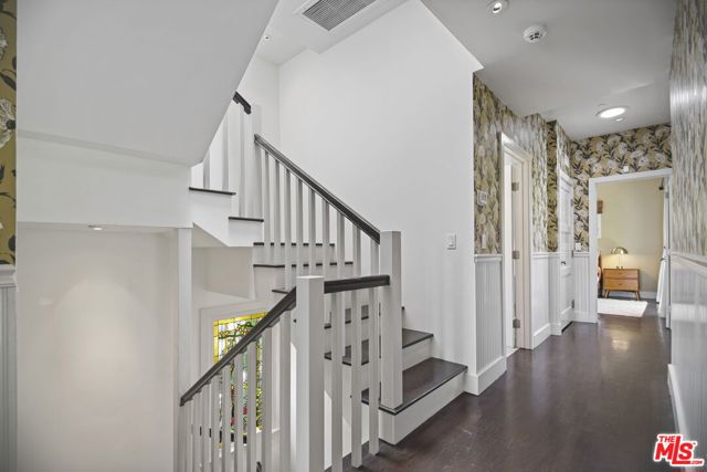 1210 Cabrillo Avenue, Venice CA: https://media.crmls.org/mediaz/6d557547-81a5-4770-ad39-382f87bbea2e.jpg