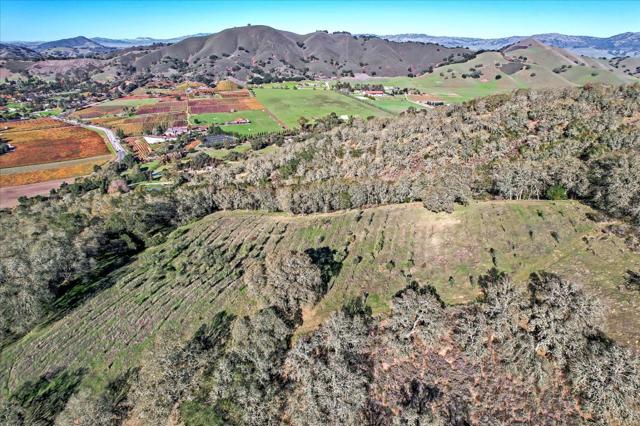 10900 Watsonville Road, Gilroy CA: https://media.crmls.org/mediaz/6d55c9a1-ba77-4b10-805a-23c120af1c26.jpg