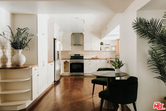 25620 Nebo Dr, Calabasas CA: https://media.crmls.org/mediaz/6d575422-7dc4-4e0c-a67e-844e77658baf.jpg