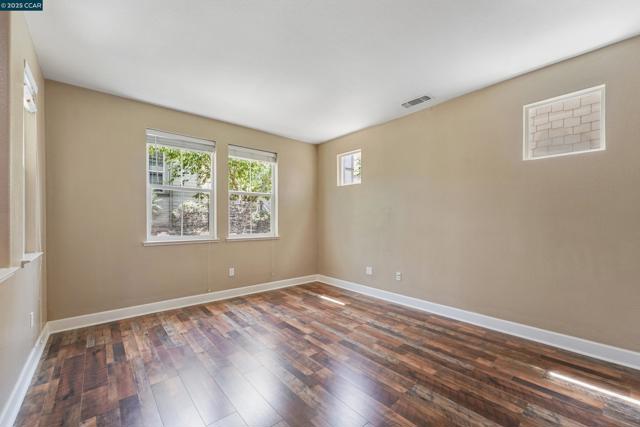 513 Lexington Dr, Vallejo CA: https://media.crmls.org/mediaz/6d5a0672-39cd-4068-88a8-ef0768508491.jpg