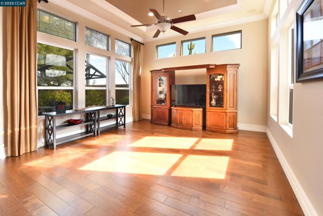1759 Latour Ave, Brentwood CA: https://media.crmls.org/mediaz/6d5a61dd-a58e-4770-b052-4137c729d87a.jpg