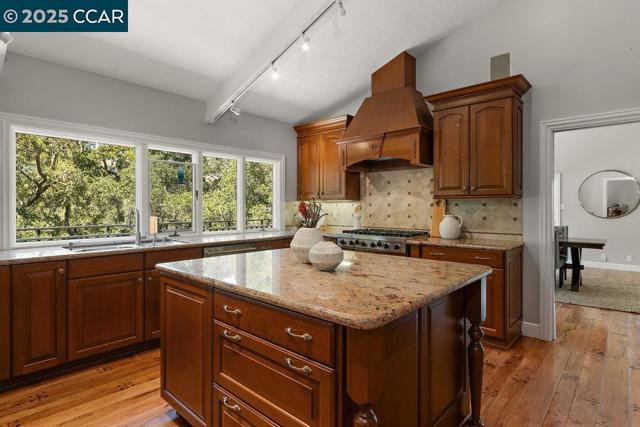 3949 Canyon Rd, Lafayette CA: https://media.crmls.org/mediaz/6d5a84c8-326b-4fc8-9390-7ea1b90228fc.jpg