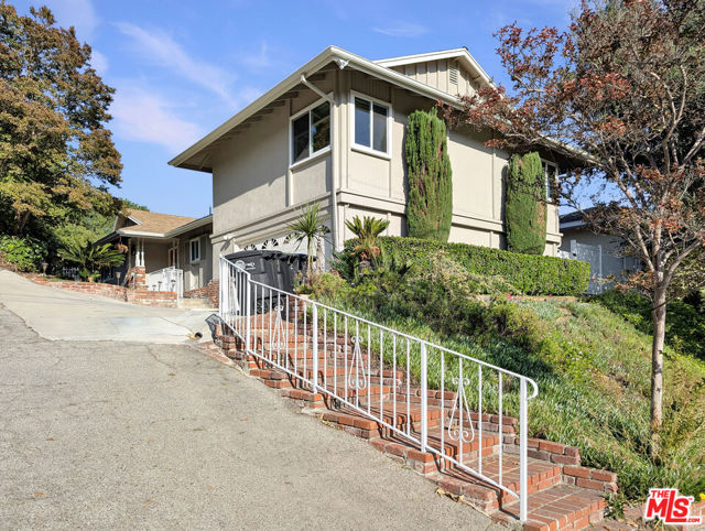 3308 Sparr Boulevard, Glendale CA: https://media.crmls.org/mediaz/6d5ae19c-c731-4ddc-a83e-1637f14d766b.jpg