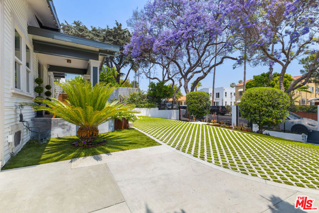 725 N Harvard Boulevard, Los Angeles CA: https://media.crmls.org/mediaz/6d5b316d-0c27-40bf-b9c0-8599a394f20e.jpg