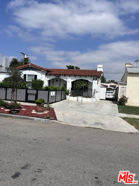 715 W 104th Street, Los Angeles CA: https://media.crmls.org/mediaz/6d5be1db-9497-4251-bd7d-17e448a0d0c4.jpg