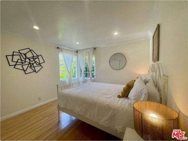 1212 10th Street, Santa Monica CA: https://media.crmls.org/mediaz/6d5c6c93-6966-479b-bdf8-24743bf5fd0a.jpg