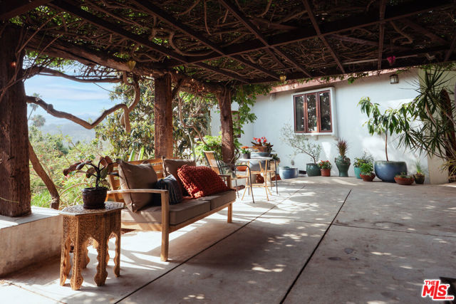 4559 E Rose Hill Drive, Los Angeles CA: https://media.crmls.org/mediaz/6d5cbee6-ea09-4520-b579-2050f5de1d69.jpg