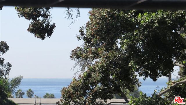 2311 4th Street, Santa Monica CA: https://media.crmls.org/mediaz/6d5d6deb-945d-4765-a851-128322e6d12d.jpg