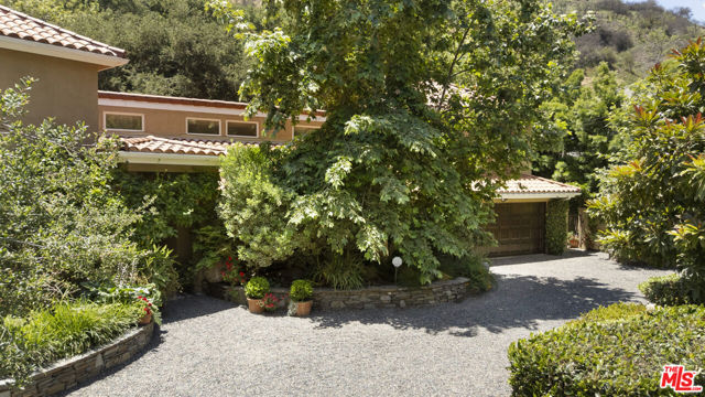 3265 Mandeville Canyon Road, Los Angeles CA: https://media.crmls.org/mediaz/6d5d870f-184d-4574-ac36-ff5bd5419f56.jpg