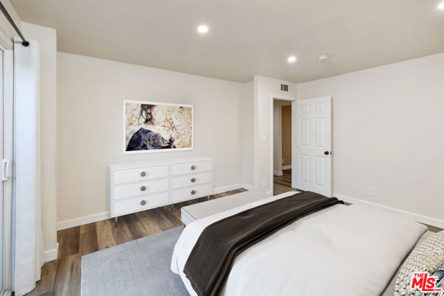333 W Alameda Avenue, Burbank CA: https://media.crmls.org/mediaz/6d5deb50-b914-48ff-a2c4-19998b60037f.jpg