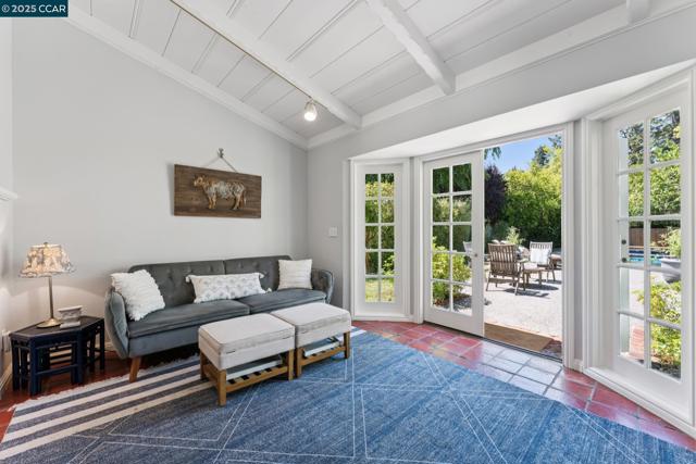 645 Los Palos Dr, Lafayette CA: https://media.crmls.org/mediaz/6d5ec150-867f-485e-9773-cf68b46efd93.jpg