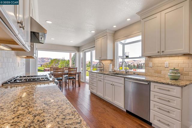 130 Samoa Ct, San Ramon CA: https://media.crmls.org/mediaz/6d5f03a0-3ccb-48d8-a0a9-90b7dc7e91b3.jpg