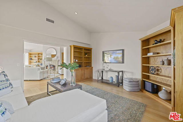 29821 Pacific Coast Highway, Malibu CA: https://media.crmls.org/mediaz/6d5fa074-5983-4b64-b8ae-b5acca5e0eae.jpg