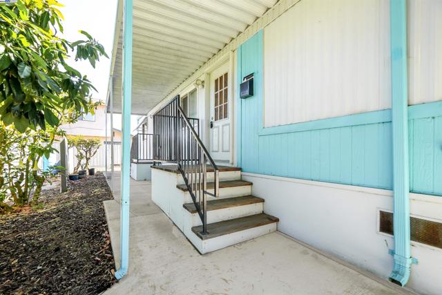 17754 Meekland Ave, Hayward CA: https://media.crmls.org/mediaz/6d6015e6-0e60-444d-aa57-874c35d70014.jpg