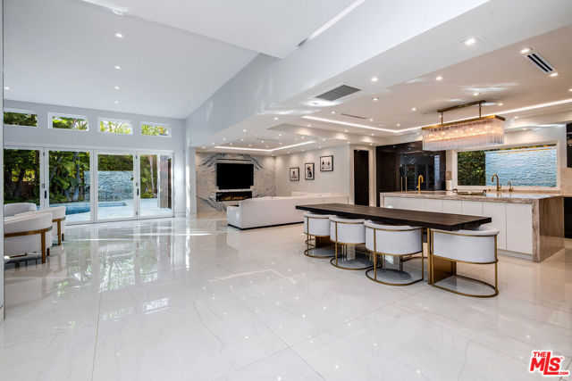 16601 Park Lane Circle, Los Angeles CA: https://media.crmls.org/mediaz/6d610807-4e4c-4e91-91af-b18c9ba4c54b.jpg