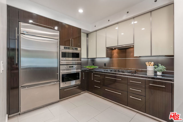 1318 S Roxbury Drive, Los Angeles CA: https://media.crmls.org/mediaz/6d6149e2-6a4b-4994-be1a-58770f33c4c4.jpg