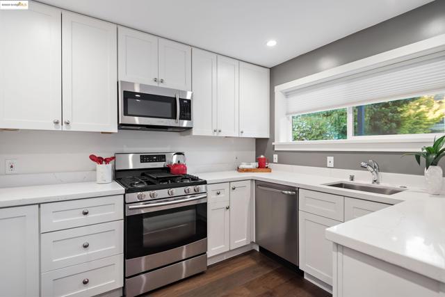 6528 Dover St, Oakland CA: https://media.crmls.org/mediaz/6d61554b-a08f-4d51-b7fb-b4cd7b147349.jpg