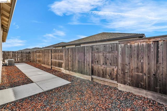 2087 Stars Dr, Rio Vista CA: https://media.crmls.org/mediaz/6d617890-b42c-4022-b9b2-38116f3422da.jpg