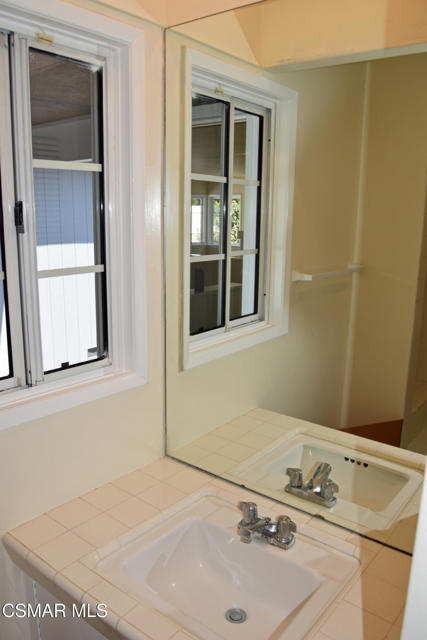 3315 S Bentley Avenue, Los Angeles CA: https://media.crmls.org/mediaz/6d619c83-f5ab-4128-9ae2-38cc291e48f5.jpg