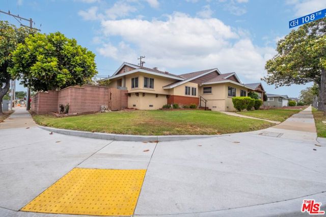10725 S 8th Avenue, Inglewood CA: https://media.crmls.org/mediaz/6d623b21-d225-4556-907c-06937f638b26.jpg