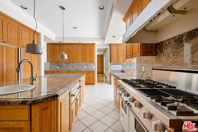 625 Foothill Road, Beverly Hills CA: https://media.crmls.org/mediaz/6d63530a-d83b-4bf7-88bc-3326822a1c4a.jpg