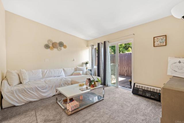 1565 Chestnut Avenue, Carlsbad CA: https://media.crmls.org/mediaz/6d63e43f-096d-4410-87b4-a21a62921475.jpg