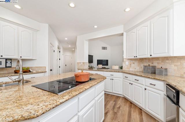 942 Finovino Ct, Pleasanton CA: https://media.crmls.org/mediaz/6d649caf-79e1-444e-97d6-63ff75b26ac9.jpg