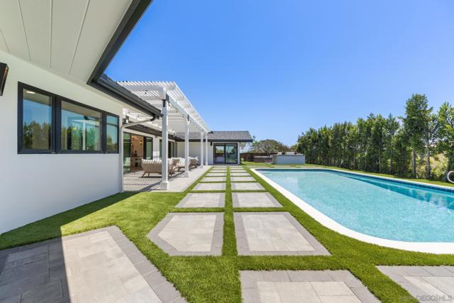 2975 Woodford Drive, La Jolla CA: https://media.crmls.org/mediaz/6d656fc8-8e17-442b-8109-da0017d9939b.jpg