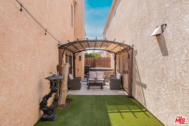 9400 Noble Avenue, North Hills CA: https://media.crmls.org/mediaz/6d659356-f11b-4479-9810-d446787c999c.jpg