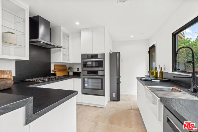 722 N La Jolla Avenue, Los Angeles CA: https://media.crmls.org/mediaz/6d665ff4-a452-497d-a4d5-9bc1d5b5eec7.jpg