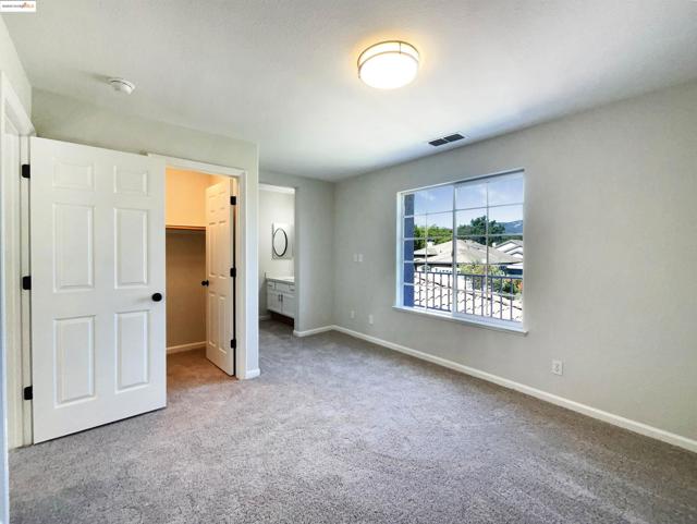 5214 Pavilion Ct, Fairfield CA: https://media.crmls.org/mediaz/6d6817eb-aa03-4ac3-8309-5ff7a04d0ee1.jpg