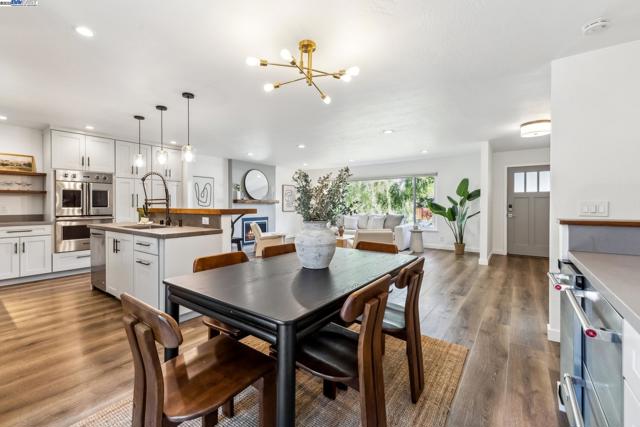 3134 Terry Ct, Castro Valley CA: https://media.crmls.org/mediaz/6d689046-7b75-4d0d-a1f6-5a9ef42411c3.jpg