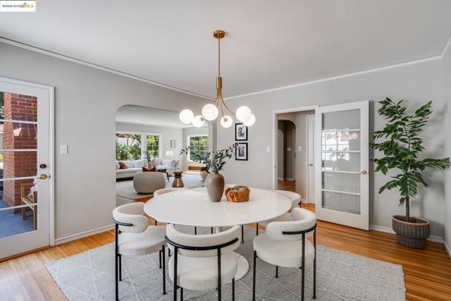 2 Humphrey Place, Oakland CA: https://media.crmls.org/mediaz/6d6901e5-968d-4237-8fb7-dff7abb6568e.jpg