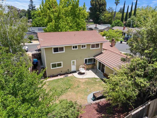 7606 Desertwood Ln, Pleasanton CA: https://media.crmls.org/mediaz/6d6931ab-4f24-48fa-8ce7-72cb886732ef.jpg