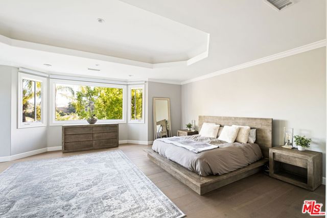 5325 Collingwood Circle, Calabasas CA: https://media.crmls.org/mediaz/6d693a7e-2833-4cde-925a-9211e84e0de4.jpg