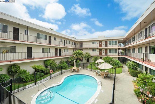 2133 Santa Clara Ave, Alameda CA: https://media.crmls.org/mediaz/6d693c89-7ab0-4f54-ad09-68171dad09d7.jpg