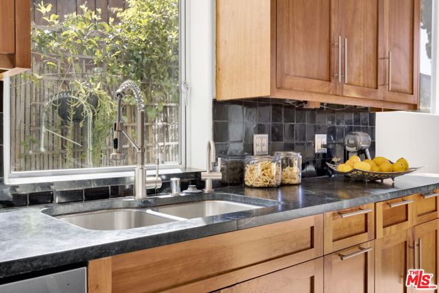 2336 Boone Avenue, Venice CA: https://media.crmls.org/mediaz/6d695b47-3782-4ae8-bc14-67efffc170f0.jpg